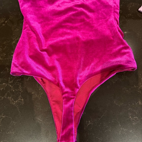 LOVERS + FRIENDS Ladies Women’s XS Hot Pink Velvet Bodysuit Spaghetti St… - Picture 3 of 4